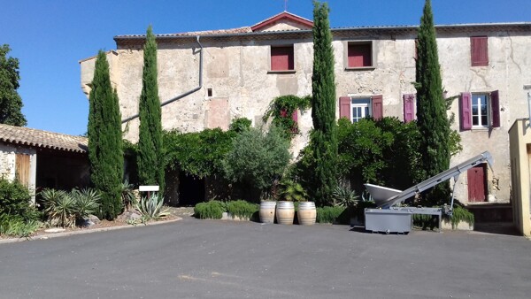 Typický pohled na dvorek vinařství v oblasti Languedoc-Roussillon, ze kterého je cítit, že teplo je zde v létě opravdu velké.
